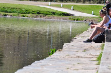 Tandil, Arjantin - Eylül 2014: Yerba mate çay tr Tandil, Buenos Aires, Arjantin sahil Lago del Fuerte gölde bir kadın içecekler. 