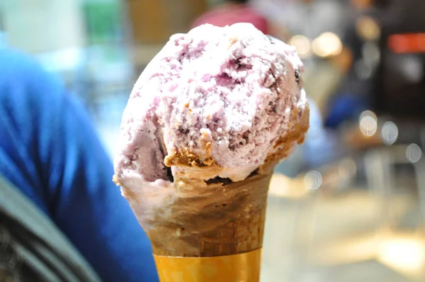 Close Mão Mulher Segurando Cone Waffle Fresco Com Sorvete Morango — Fotografia de Stock