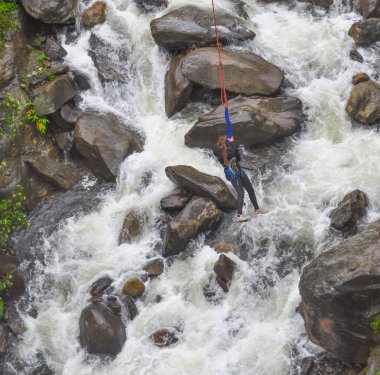 Bir köprü (puenting) Banos, Ekvador üzerinden atlama bir kadın. Banos atlama Köprüsü gibi açık hava aktiviteleri için popülerdir. Bu Köprüsü'nden atlamak bir araya geldi 45 olduğunu