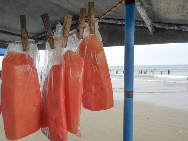 マンゴー果実袋はマンタ エクアドルのビーチで販売します — ストック写真