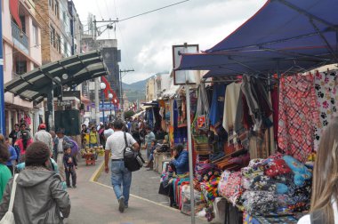 Otavalo, Ekvator - 23 Mart 2016: Popüler Otavalo market renkli Tekstil ahır