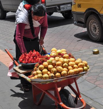 Otavalo, Ekvator - 15 Mart 2015: Achiote Otavalo, Ecuado, sokaklarında meyve satan kadın