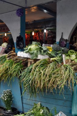Otavalo, Ekvator - 23 Mart 2016: Sebze durak kırsal Cumartesi Pazar 23 Mart 2016 Otavalo, Ekvator üzerinde genel görünümü
