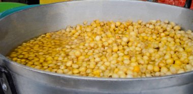 Mısır taneleri Otavalo Market Ekvator bir tencerede pişirme