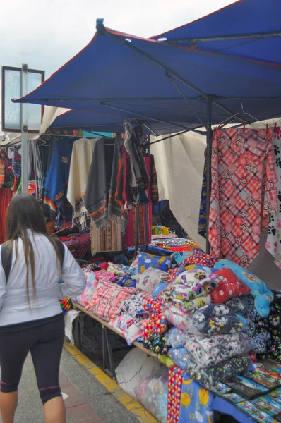 Otavalo Ecuador Marzo 2016 Colorido Puesto Textil Popular Mercado Otavalo —  Fotos de Stock