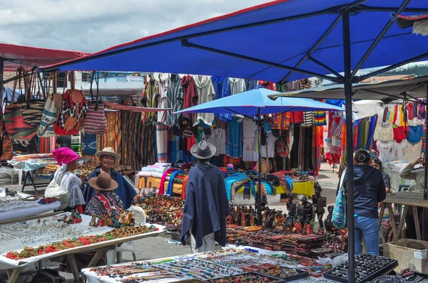 Otavalo Ecuador Marzo 2016 Colorido Puesto Textil Popular Mercado Otavalo —  Fotos de Stock