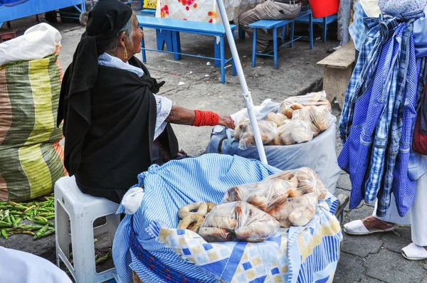 Otavalo Ecuador Marzo 2016 Una Mujer Ecuatoriana Vendiendo Pan Fresco —  Fotos de Stock