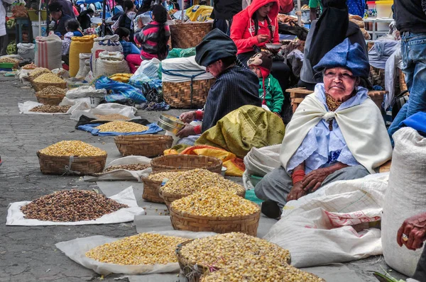 Otavalo Ecuador Marzo 2016 Una Mujer Ecuatoriana Trabaja Mercado Rural —  Fotos de Stock
