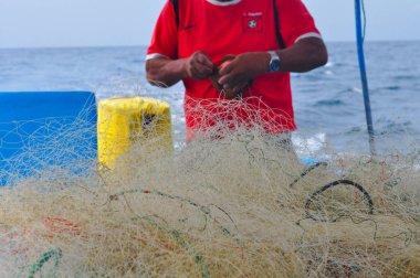 Puerto Lopez, Ekvator - 23 Mart 2015: Fisher erkekler hazırlar Fisher net bir iş günü için 