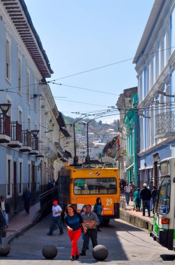 Quito, Ekvator - 14 Mart 2016: Metro otobüs ulaşım Quito, Ekvator sokaklarda görülür. Metro otobüs ana toplu taşıma Latin Amerika'da biridir 