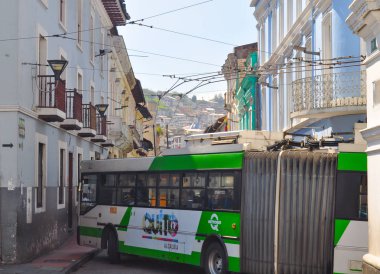 Quito, Ekvator - 14 Mart 2016: Metro otobüs ulaşım Quito, Ekvator sokaklarda görülür. Metro otobüs ana toplu taşıma Latin Amerika'da biridir 
