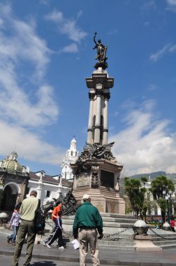 Quito, Ekvator - 25 Mart 2016: Quito Bağımsızlık Anıtı, bu yer bağımsızlık kare merkezinde. Cumhurbaşkanlığı binasına, belediye ve din tarafından sorrounded