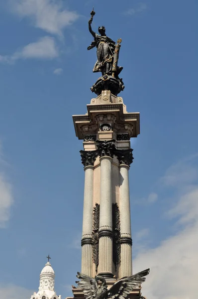 基多独立纪念碑 这是位于独立广场的中心 装潢的总统楼 自治市和宗教 — 图库照片