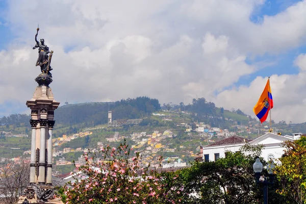 Quito bağımsızlık Anıtı, bu yer bağımsızlık kare merkezinde. Cumhurbaşkanlığı binasına, belediye ve din tarafından Sorrounded