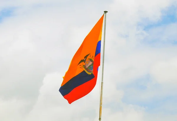 Bandeira Equador Acenando Livre — Fotografia de Stock