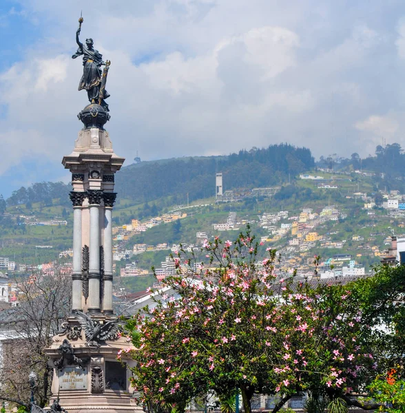 Quito bağımsızlık Anıtı, bu yer bağımsızlık kare merkezinde. Cumhurbaşkanlığı binasına, belediye ve din tarafından Sorrounded