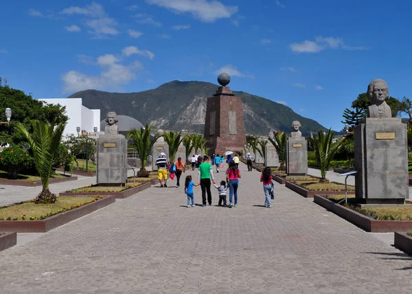 Quito Ekwador Marca 2016 Ludzie Odwiedzić Środku Pomnik Świata Quito — Zdjęcie stockowe