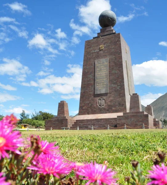 Środku Pomnik Świata Quito Ekwador — Zdjęcie stockowe