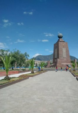 Orta Dünya anıtın Quito, Ekvator