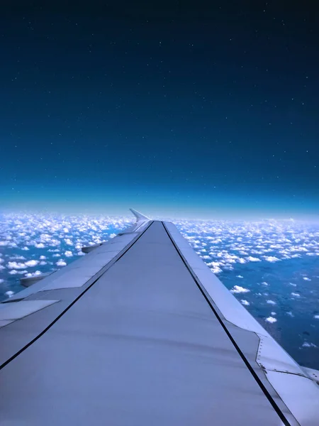 Aripa Avionului Zboară Deasupra Cerului Albastru Norului Alb Apusul Soarelui — Fotografie, imagine de stoc