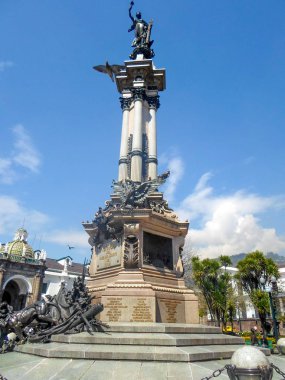 Quito bağımsızlık Anıtı, bu yer bağımsızlık kare merkezinde. Cumhurbaşkanlığı binasına, belediye ve din tarafından Sorrounded