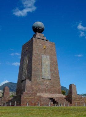 Orta Dünya anıtın Quito, Ekvator