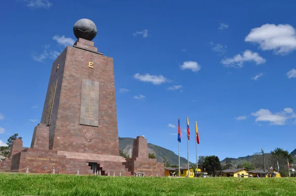 Mitten Weltdenkmal Quito Ecuador — Stockfoto