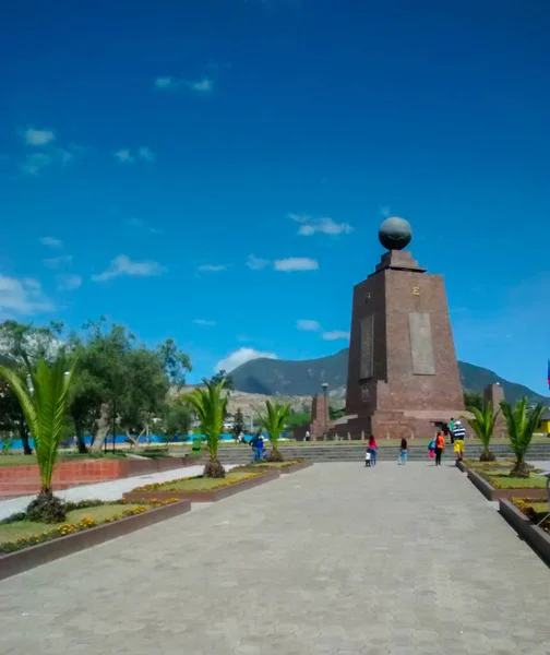 Orta Dünya Anıtın Quito Ekvator — Stok fotoğraf