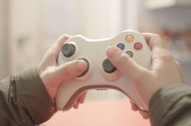 Joystic ile genç oyun oynarken video oyunu