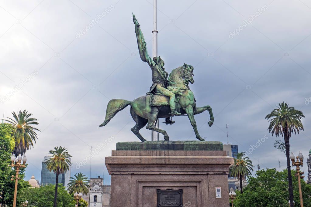 General Belgrano monument in front of Casa Rosada (pink house) Buenos Aires Argentina.  Casa Rosada is the official seat of the executive branch of the government of Argentina