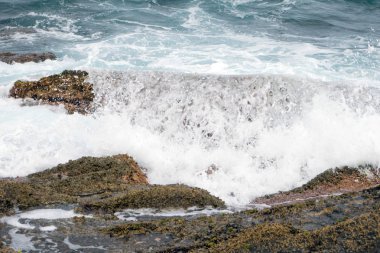 Dalgalar okyanus çarpışmadan kayalar Brava Sahil Beach deki Buzios, Brasil