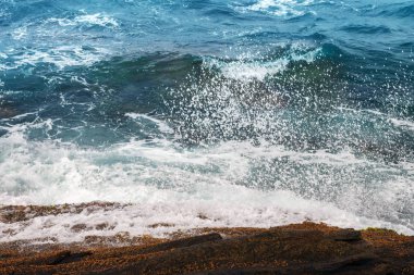 Dalgalar okyanus çarpışmadan kayalar Brava Sahil Beach deki Buzios, Brasil