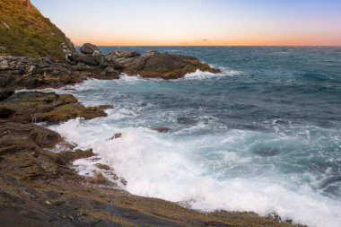Dalgalar okyanus çarpışmadan kayalar Brava Sahil Beach deki Buzios, Brasil