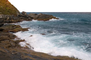 Dalgalar okyanus çarpışmadan kayalar Brava Sahil Beach deki Buzios, Brasil
