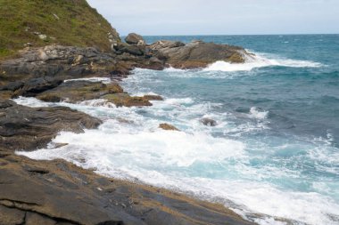 Dalgalar okyanus çarpışmadan kayalar Brava Sahil Beach deki Buzios, Brasil