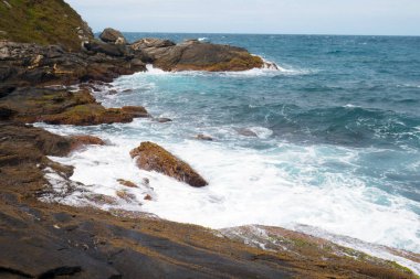 Dalgalar okyanus çarpışmadan kayalar Brava Sahil Beach deki Buzios, Brasil