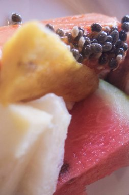 Tropikal meyve tabağı yakın çekim 