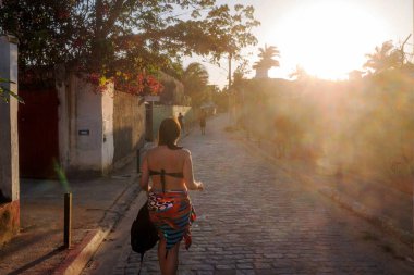 Buzios, Brezilya için gün batımında yürüyen kadın