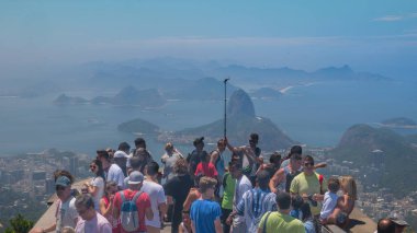 Rio de Janeiro, Brezilya - 18 Eylül 2016: turist Rio de Janeiro, Brezilya için Corcovado dağ tepesine Redeemer heykel İsa'selfie fotoğraf alın