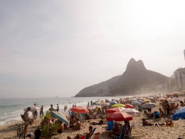 Rio De Janeiro, Brezilya - 24 Ekim 2016: İnsanlar Ipanema Plajı gün batımında Rio de Janeiro bölgesindeki zevk