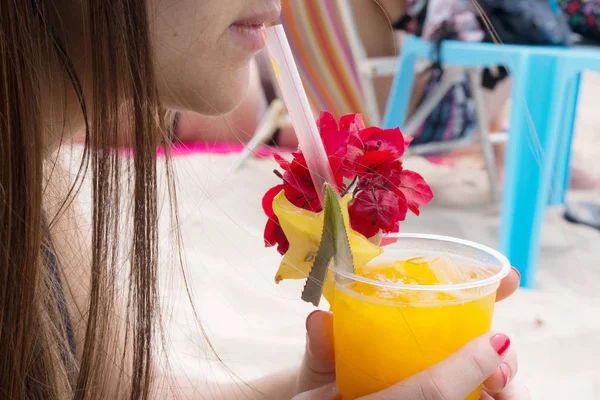 Donna Che Beve Succo Mango Spiaggia — Foto Stock