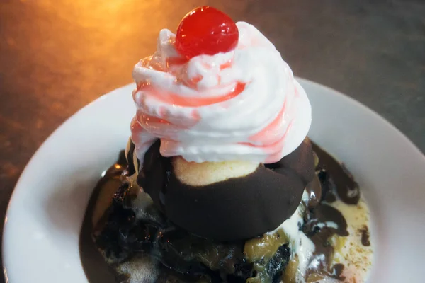 Brownie Con Helado Cereza Encima —  Fotos de Stock