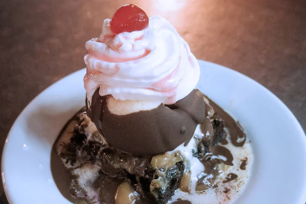 Fagylalt Cseresznye Tetején Brownie — Stock Fotó