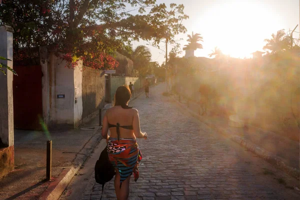 Vrouw Lopen Bij Zonsondergang Buzios Brazilië — Stockfoto