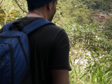 Aguas Calientes şehir Machu Picchu, Peru Inca Trail boyunca gelen adam