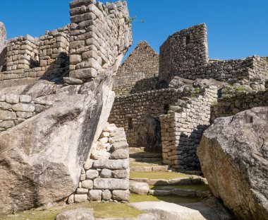 Mimari ayrıntılar Machu Picchu Harabeleri gökyüzü ve bulutlar ile. 