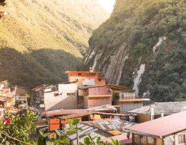 Cusco, Machu Picchu, Peru Aguas Calientes kasabada. Bu nerede Machu Picchu - Kayıp İnka şehri ziyaret ederken en çok turist kalmak olduğunu.
