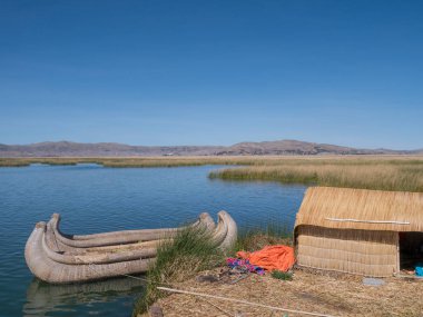 Reed Adaları teknelerle, gizemli Titikaka Gölü, Puno bölge, Peru yüzen Uros görünümünü