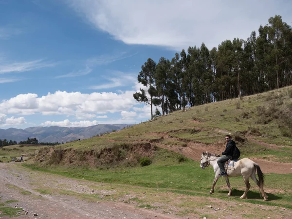 Jeune Homme Chevauchant Cheval Dans Vallée Sacrée Cusco Pérou — Photo