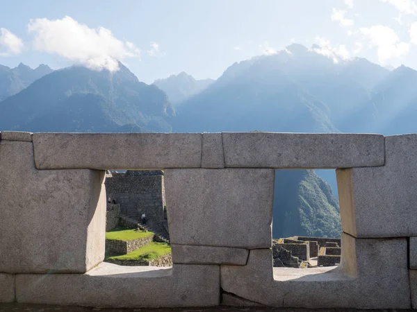 Vista Machu Picchu Attraverso Una Finestra Sulla Montagna Circostante — Foto Stock